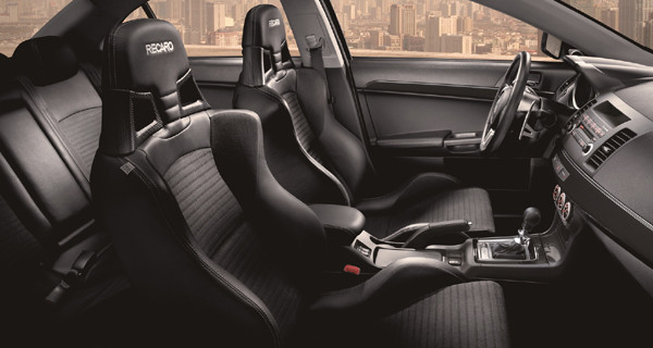 ▲ 미쓰비시가 자랑하는 랠리카 '랜서 에볼루션' 10기의 실내사진. '레카로' 레이싱용 버킷시트가 장착돼 있다. 휠은 BBS, 브레이크는 브렘보것이 기본장착된다.