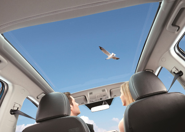 ▲ 16일부터 판매하는 신형 컴팩트 크로스오버 'RVR'의 천정. 시원한 글라스루프에 LED조명까지 달았다.