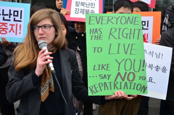 ▲ 미국인 로렌이 탈북자 강제북송 저지를 위해 의견을 말하고 있다.