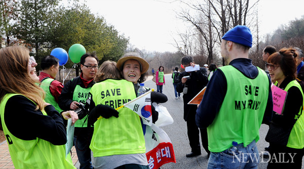 ▲ 외국인이 강제북송을 꼭 막아달라고 박선영의원을 안고있다ⓒ양호상기자