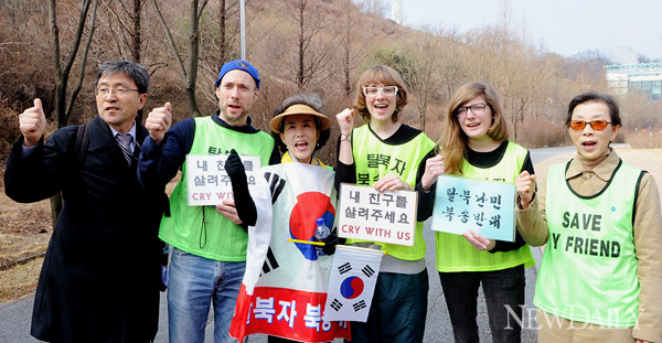 ▲ '탈북자 강제북송반대 걷기대회' 참가한 외국인과 북송반대 구호를 외치는 박선영 의원과 김길자 전 총장ⓒ양호상 기자