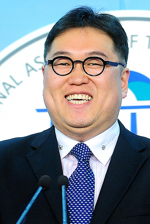 ▲ 민주통합당은 '저질 욕쟁이' 나꼼수 김용민을 국회의원 후보로 공천했다. 어린 아이들이 배울까 걱정되는 쌍욕을 입에 달고 해대는 사람을 국회의원으로 만들겠다는 한명숙 대표의 생각이 궁금하다.  ⓒ 뉴시스