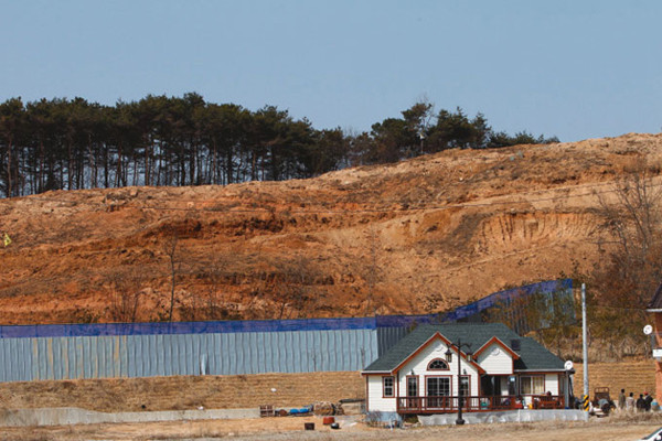 ▲ 롯데는 부여리조트를 지은 뒤 인근에 18홀 규모의 대형골프장도 짓고 있다. 문제는 농업에 종사하는 민가 바로 옆까지 골프코스가 들어선다는 점. 농민들이 반발해도 롯데는 요지부동이다.