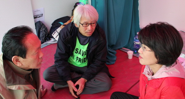 ▲ 새누리당 진수희 의원은 18일 서울 효자동 중국대사관 앞을 찾아 