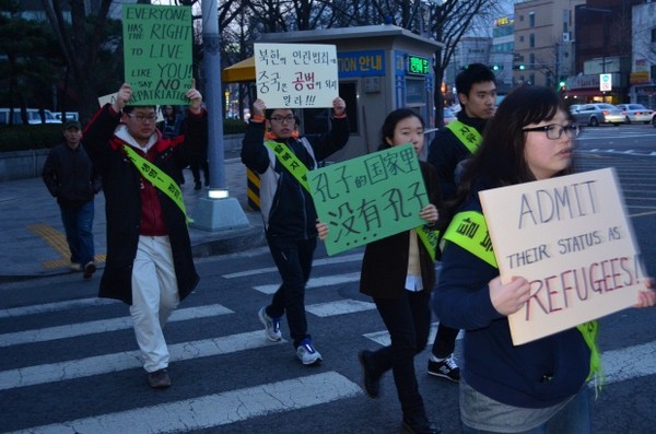 ▲ 옥인교회 앞에서 출발, 시민들을 직접 찾아나선 청소년 5인. 맨 앞 송민경, 뒤 오른쪽 김희우 왼쪽 김수연, 맨 뒤 왼쪽 조은기, 오른쪽 송창훈.