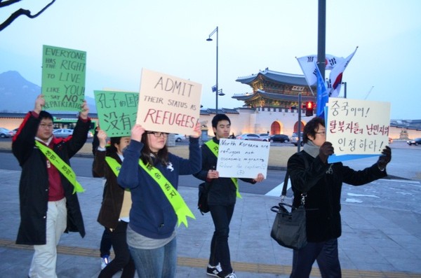 ▲ 옥인교회 앞에서 출발, 시민들을 직접 찾아나선 청소년 5인. 맨 앞 송민경, 뒤 오른쪽 김희우 왼쪽 김수연, 맨 뒤 왼쪽 조은기, 오른쪽 송창훈.