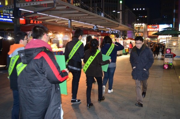 ▲ 옥인교회 앞에서 출발, 시민들을 직접 찾아나선 청소년 5인. 맨 앞 송민경, 뒤 오른쪽 김희우 왼쪽 김수연, 맨 뒤 왼쪽 조은기, 오른쪽 송창훈.