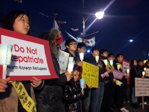 ▲ 18일 오후 7시 '탈북자 강제북송 반대' 촛불문화제에 모인 대원외고, 민사고 학생들과 학부모 30여명과 일반시민들.