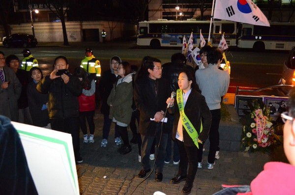 ▲ 18일 오후 7시 '탈북자 강제북송 반대' 촛불문화제에 모인 대원외고, 민사고 학생들과 학부모 30여명과 일반시민들.