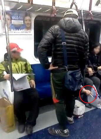 ▲ 지하철 분당선 담배녀가 등장해 화제다.  ⓒ 유투브 동영상 캡쳐