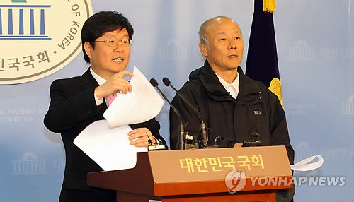 ▲ 백승헌 민변회장(왼쪽)과 박석운 진보연대 공동대표가 19일 오전 국회 정론관에서 야권 단일후보를 발표하고 있다. ⓒ 연합뉴스