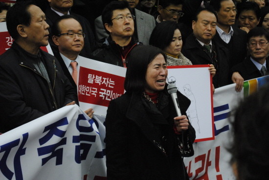 ▲ 이애란 북한전통음식문화연구소 원장이 '탈북자 강제북송 저지'를 촉구하며 울부짖고 있다. ⓒ뉴데일리(자료사진)