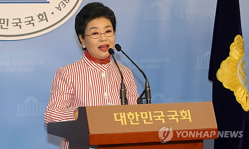 ▲ 새누리당 박근혜 비대위원장의 동생인 박근령씨가 16일 오후 국회 정론관에서 4ㆍ11 총선에서 자유선진당 후보로 충북 보은ㆍ옥천ㆍ영동에 출마한다고 밝히고 있다. ⓒ연합뉴스