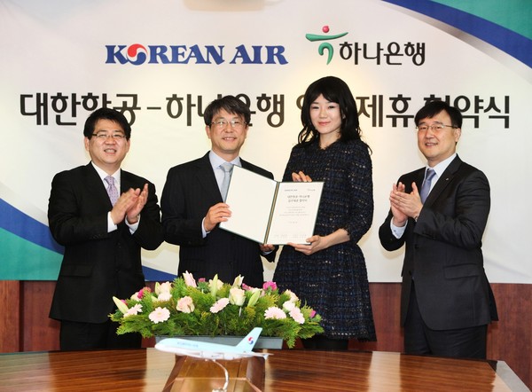 ▲ ⓒ조현민 대한항공 상무(오른쪽 두번째)와 이현주 하나은행 부행장(오른쪽 세번째)이 업무 협약을 맺고 있다.