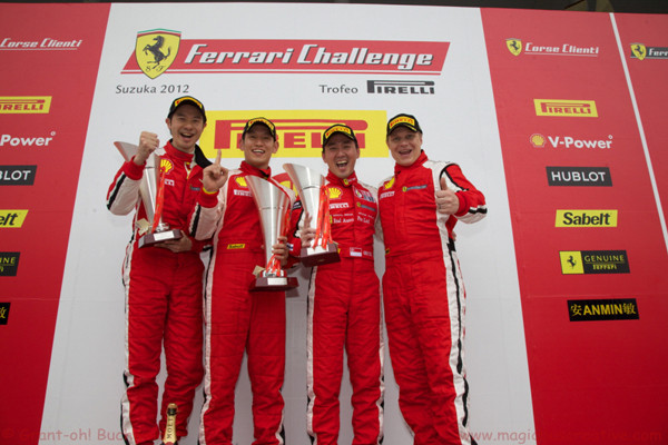 ▲ 페라리 챌린지 레이스 1차전에서 우승을 차지한 김택성 선수(가운데)가 포즈를 취하고 있다.