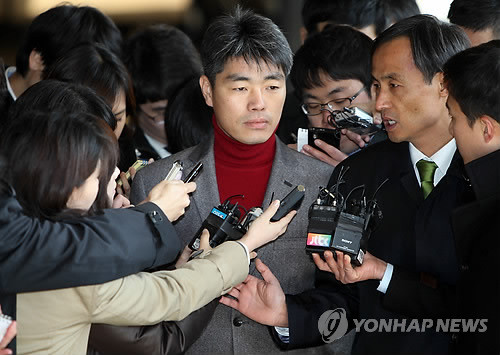 ▲ 국무총리실의 민간인 불법사찰과 관련해 증거인멸 의혹을 폭로한 장진수 전 공직윤리지원관실 주무관(가운데)이 20일 오전 서울 서초동 서울중앙지검에 참고인 자격으로 소환돼 기자들의 질문을 받고 있다. ⓒ 연합뉴스