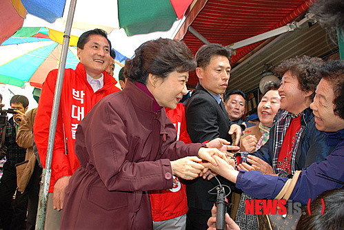 ▲ 박근혜 새누리당 비상대책위원장이 20일 경남 진주시 중앙유등시장을 방문해 몰려든 시민들과 인사하고 있다. ⓒ 뉴시스
