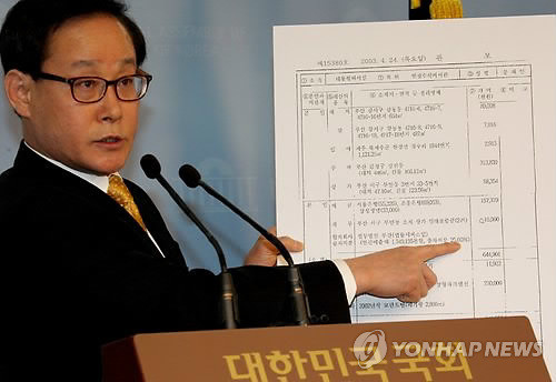 ▲ 지난 1일 새누리당 이종혁 의원이 국회 정론관에서 기자회견을 열어 부산 사상에 출마한 민주통합당 문재인 상임고문을 비판하고 있다. ⓒ연합뉴스