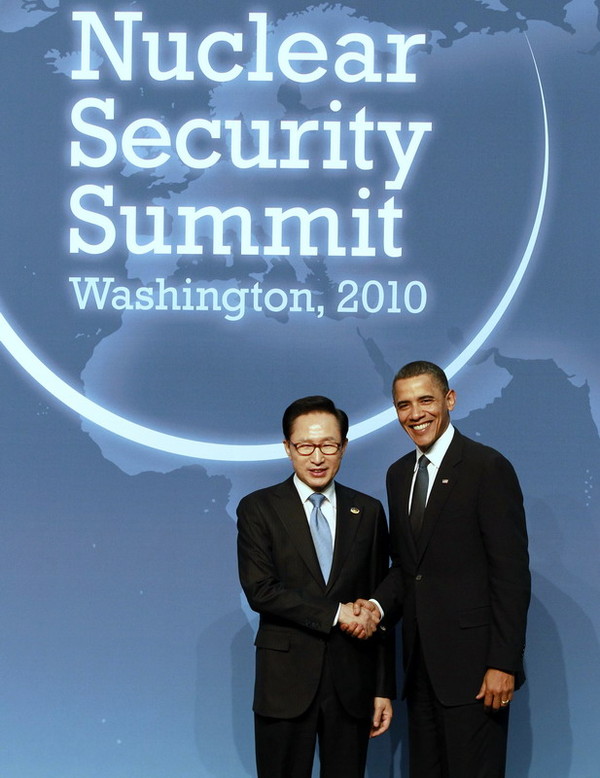 ▲ 이명박 대통령이 미국 워싱턴에서 열린 2010 핵안보정상회의에서 버락 오바마 미국 대통령과 악수를 나누고 있다. 이 대통령은 오는 26일 한국에서 개최되는 핵안보정상회의에서 오바마 대통령과 정상회담을 가질 예정이다. ⓒ 자료사진