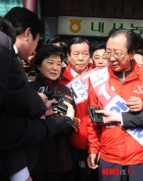 ▲ 박근혜 새누리당 비상대책위원장이 20일 오후 4.11 총선을 앞두고 7번째 민생탐방 지역인 경남을 찾아 창원시 마산회원구 내서 농산물도매시장을 방문해 취재진들의 질문에 
