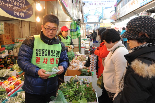 ▲ 마포 월드컵시장 소문난야채집은 하루 500여명의 단골손님이 찾는다. ⓒ 양호상 기자