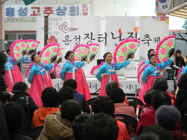 ▲ 홍성장터 난장축제에서 부채춤을 선보이는 동아리 회원들