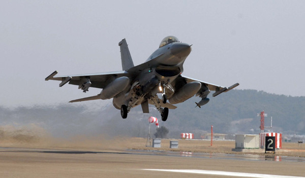 ▲ 훈련 상황에 따라 이륙 중인 KF-16 전투기.