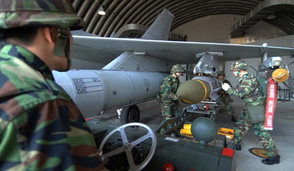 ▲ 무장사들이 KF-16 전투기에 GPS 정밀유도 폭탄 JDAM(GBU-31)을 장착하고 있다.