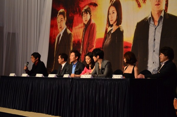 ▲ 왼쪽부터 김용수 연출, 김영철, 엉태웅, 이보영, 이준혁, 임정은, 이원종.