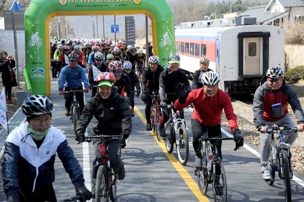 ▲ 권도엽 국토해양부 장관(앞 줄 가운데 왼쪽)과 구자열 대한사이클연맹 회장(오른쪽)이 앞장서서 경기도 남양주시 조안면 능내리 옛 중앙선 폐철도 구간에 설치된 능내역 자전거길에서 시범 운행 기념 라이딩을 하고 있다.  ⓒ 이오봉 기자