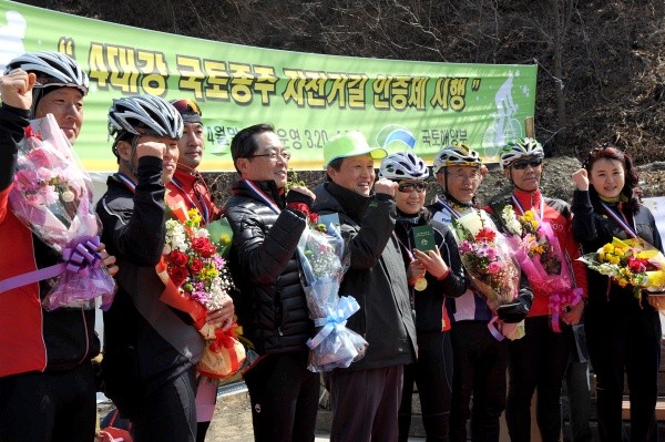 ▲ 이날 지난 해 (2011.11.26 ~ 2012. 12.11) 4대강 자전거길 종주 점검에 났던 대한사이클연맹 회원 350여명 중 끝까지 종주를 했던 구자열 회장(왼쪽에서 4번째) 등 12명에 대한 인증서와 기념 메달 수여식도 있었다.  ⓒ 이오봉 기자