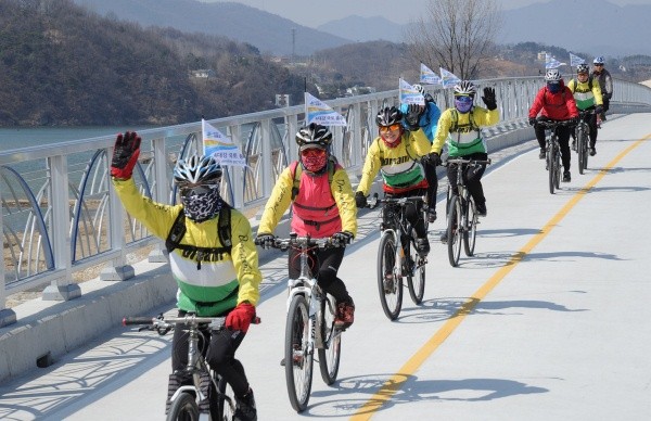 ▲ 꽃샘추위 속에서 한강 자전거길 을 달리는 라이더들이 여주 이포보를 향해 양평군 양평읍 창대리 흑천교 자전거길을 힘차게 달리고 있다.  ⓒ 이오봉 기자