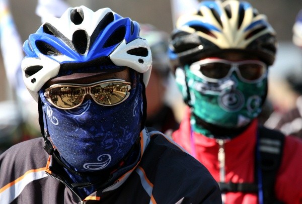 ▲ “꽃샘 추위야, 물러가라”. 4대강 자전거길 인증제 시범 기념 행사장인 능내역에서 만난 여성 라이더.  ⓒ 이오봉 기자