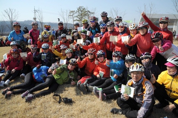 ▲ 능내역에서 37km 떨어진 이포보 인증센터에서 인증 스탬프를 받고 기뻐하는 국민생활체육 자전거연합회 회원들.  ⓒ 이오봉 기자