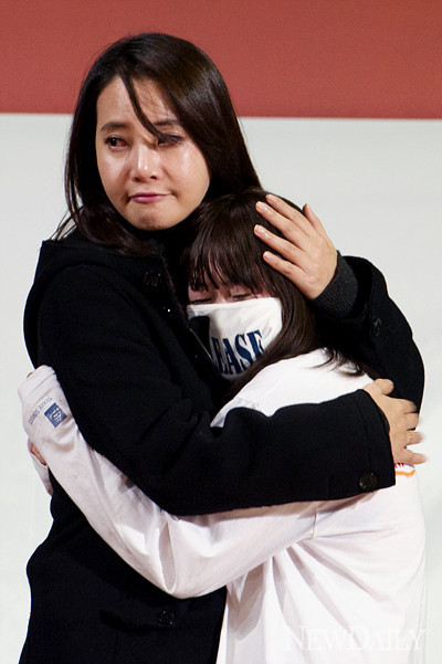 ▲ 크라이 위드 어스' 새터민 학생과 함께 울어주는 강경헌 ⓒ 뉴데일리 ⓒ