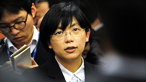 ▲ 이정희 통합진보당 공동대표가 20일 오후 서울 여의도 국회 정론관에서 야권단일후보를 위한 관악을 경선과 관련해 긴급 입장 발표를 끝마치고 취재진의 질문에 답하고 있다. ⓒ 뉴시스