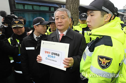 ▲ 한국교총이 탈북자 강제북송을 주제로 전국 초중고등학교에서 특별수업을 실시한다. 안양옥 교총회장이 탈북자 북송중단을 촉구하는 서한을 중국대사관에 전달하는 모습.ⓒ 사진 연합뉴스