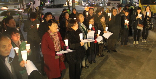 ▲ 오후 7시마다 열리는 촛불 문화제엔 30여명의 시민들이 참석해 중국의 탈북자 강제북송에 항의하는 시위를 했다.  ⓒ 뉴데일리