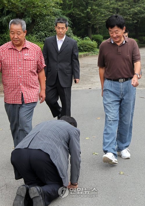 ▲ 2010년 8월14일 8.15 특별사면으로 창원교도소를 출소한 노건평(오른쪽)씨가 교도소 정문 앞에서 지인으로부터 큰절을 받고 있다. ⓒ연합뉴스