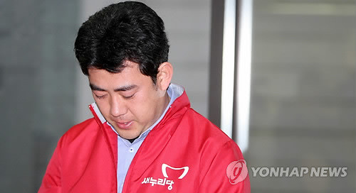 ▲ 제19대 국회의원 선거에 나섰다가 공천이 취소된 새누리당 부상일(제주 을) 후보가 22일 오후 제주시 선거사무실에서 연 기자회견 도중 고개를 떨구고 침통한 표정을 짓고 있다. ⓒ연합뉴스