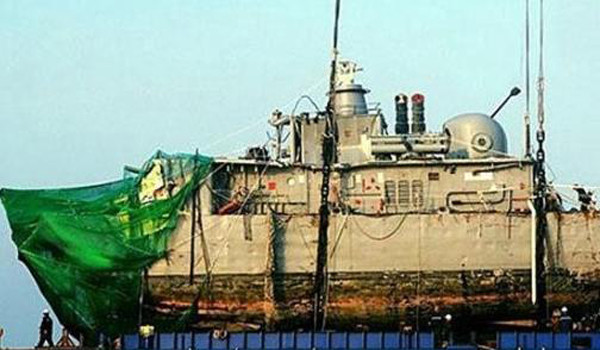 ▲ 천안함의 잔해. 이 모습이 언론을 통해 방영되면서 국민들은 상당한 충격을 받았다. 반면 재벌들과 일부 정치인들은 별 다른 충격을 안 받은 듯 하다.