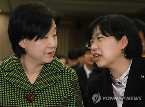 ▲ 통합진보당 심상정, 이정희 공동대표가 대화를 나누는 모습. ⓒ연합뉴스