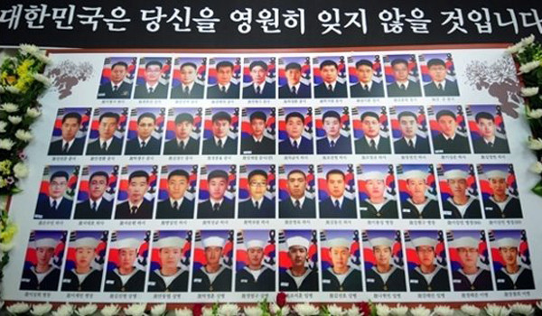 ▲ 천안함 폭침으로 전사한 46용사의 영정. 추모식에서는 이들의 영정과 함께 이름 하나하나를 부르는 '롤콜(Roll call)' 행사도 갖는다.