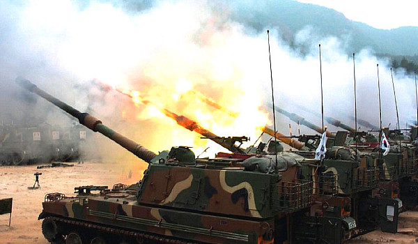 ▲ 과거에 있었던 K-9 자주포의 일제사격훈련 모습. 22일 훈련에는 K-55 자주포 등과 합쳐 20대가 참가했다.