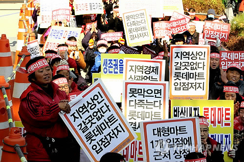 ▲ 서울 전역의 대형마트와 SSM이 매달 짝수 주 일요일 일제히 문을 닫는다. 사진은 서울 강북구 삼양시장 상인들이 대형마트 입점을 반대하며 집회를 하는 모습. ⓒ 사진 연합뉴스