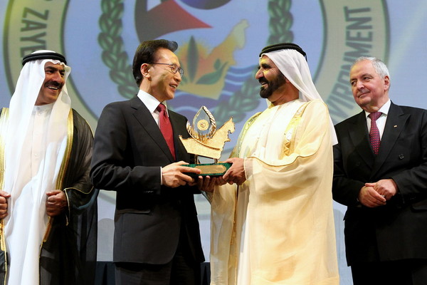 ▲ 이명박 대통령이 지난 3월 방문한 UAE에서 자이드 국제환경상을 수상하고 있다. ⓒ 자료사진