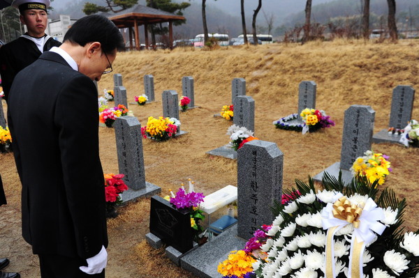 ▲ 이명박 대통령이 23일 천안함 피격 2주기를 맞아 묘역을 참배했다. ⓒ 청와대 제공