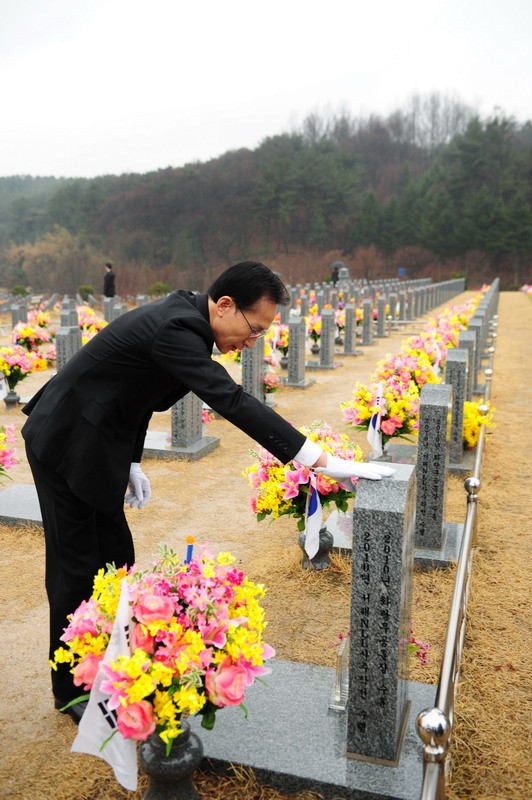 ▲ 이명박 대통령이 23일 천안함 피격 2주기를 맞아 묘역을 참배했다. ⓒ 청와대 제공