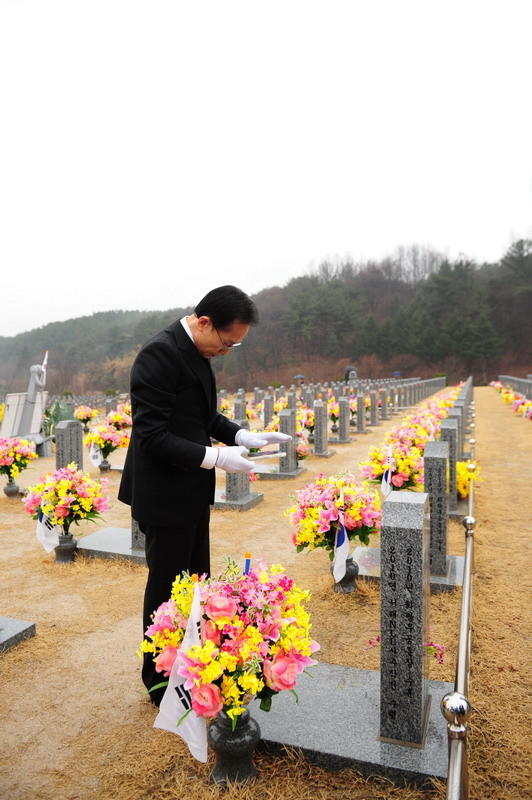 ▲ 이명박 대통령이 23일 천안함 피격 2주기를 맞아 묘역을 참배했다. ⓒ 청와대 제공