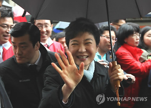 ▲ 새누리당 박근혜 비상대책위원장이 23일 오후 대구 서문시장을 방문해 상인들에게 손을 들어 인사를 하고 있다.  ⓒ 연합뉴스